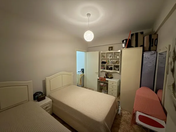 Tirane, shitet apartament 2+1+Ballkon Kati 2, 115 m² (Stacioni i Trenit)