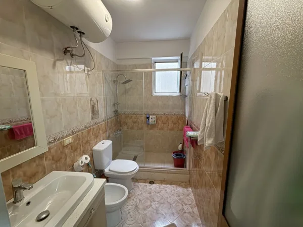 Tirane, shitet apartament 2+1+Ballkon Kati 2, 115 m² (Stacioni i Trenit)