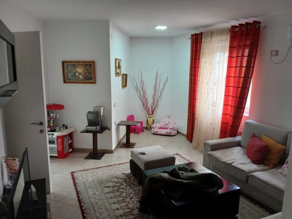 Tirane, jepet me qera apartament 2+1 Kati 4, 80 m² 650 € (Rruga e Kosovarve)