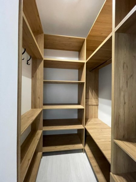 Tirane, jepet me qera apartament 2+1+Ballkon Kati 3, 100 m² 699 € (Rruga Kavajes)