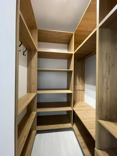 Tirane, jepet me qera apartament 2+1+Ballkon Kati 3, 100 m² 699 € (Rruga Kavajes)