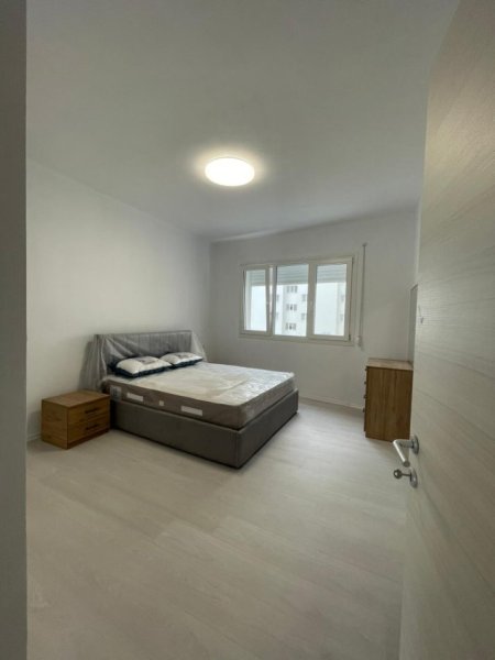 Tirane, jepet me qera apartament 2+1+Ballkon Kati 3, 100 m² 699 € (Rruga Kavajes)