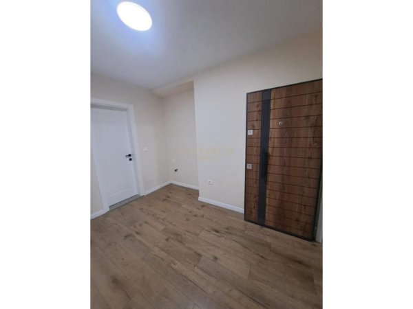 Tirane, jepet me qera ambjent biznesi Kati 2, 82 m² 2.200 € (Toptani)