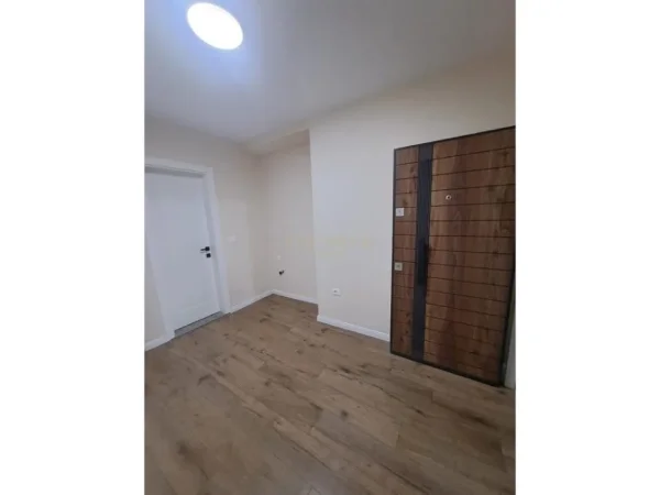 Tirane, jepet me qera ambjent biznesi Kati 2, 82 m² 2.200 € (Toptani)