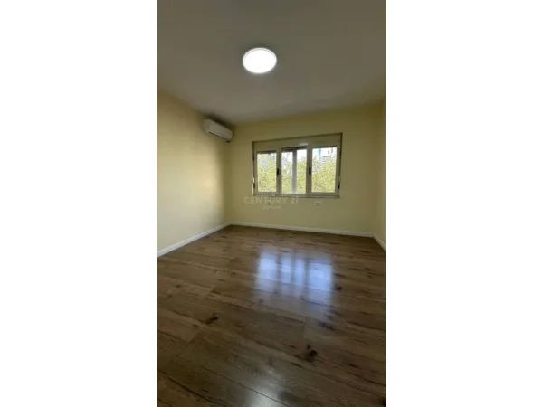 Tirane, jepet me qera ambjent biznesi Kati 2, 82 m² 2.200 € (Toptani)