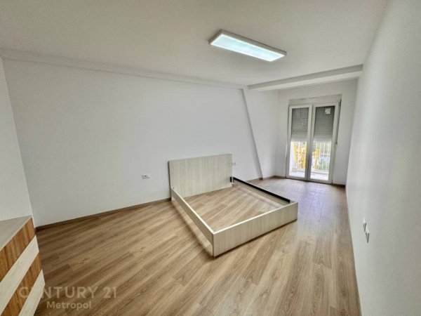 Tirane, jepet me qera ambjent biznesi Kati 4, 128 m² 1.500 € (Rruga Faik Konica)