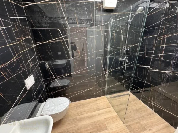 Tirane, jepet me qera ambjent biznesi Kati 4, 128 m² 1.500 € (Rruga Faik Konica)