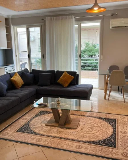 Tirane, jepet me qera apartament 1+1+verande Kati 2, 70 m² 600 € (Rr.Peti Liqeni i Thate)