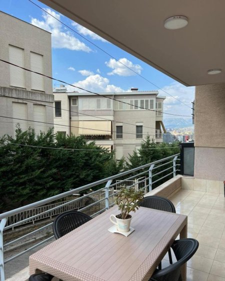 Tirane, jepet me qera apartament 1+1+verande Kati 2, 70 m² 600 € (Rr.Peti Liqeni i Thate)