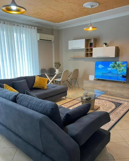 Tirane, jepet me qera apartament 1+1+verande Kati 2, 70 m² 600 € (Rr.Peti Liqeni i Thate)