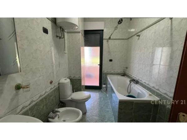 Tirane, jepet me qera zyre Kati 7, 160 m² 1.900 € (Ish Blloku)
