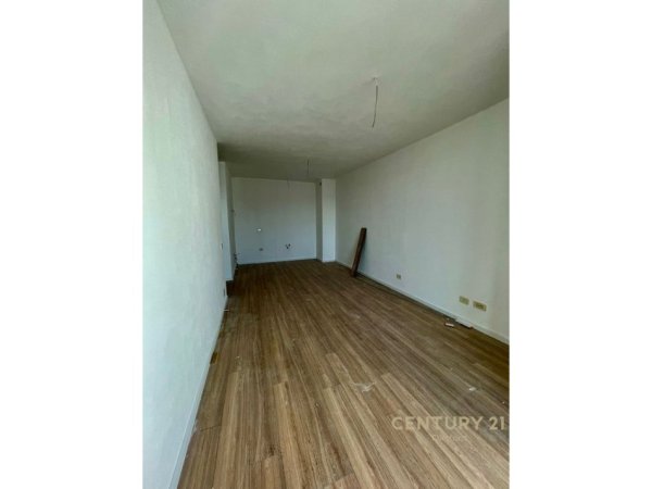 Tirane, jepet me qera ambjent biznesi Kati 7, 75 m² 650 € (Rruga Mine Peza)