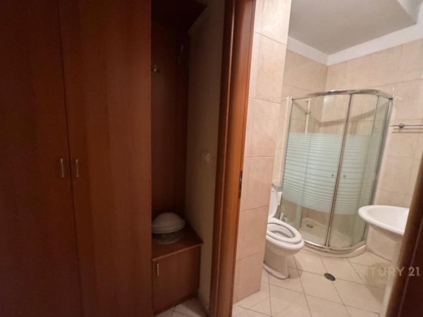Tirane, jepet me qera ambjent biznesi Kati 3, 153 m² 1.400 € (Kompleksi Halili)