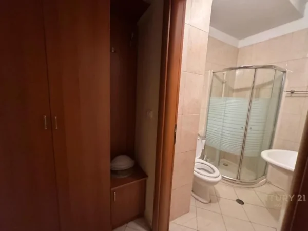Tirane, jepet me qera ambjent biznesi Kati 3, 153 m² 1.400 € (Kompleksi Halili)