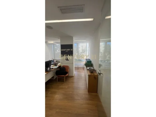 Tirane, jepet me qera ambjent biznesi Kati 2, 100 m² 1.100 € (Rruga e Elbasanit)