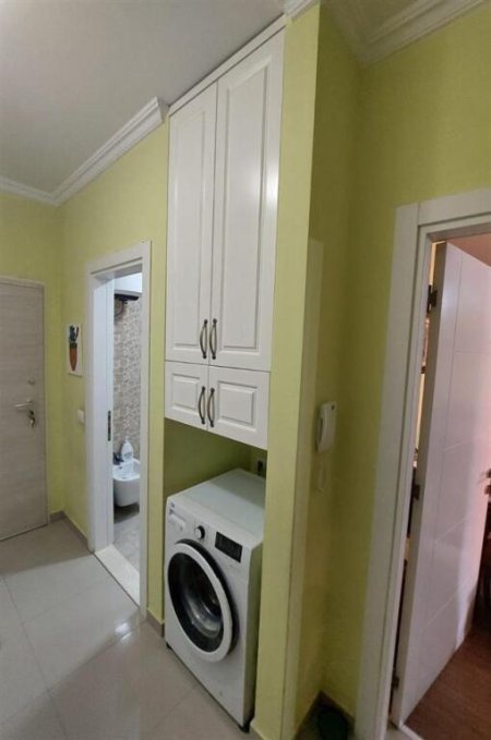 Tirane, shes, 1+1 i përshtatur në 2+1 Kati 3, 79 m² 140.000 € (Kinostudio te Komisariati 4)