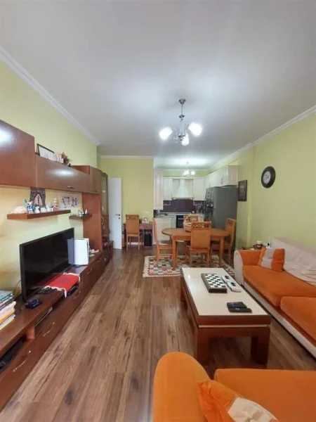Tirane, shes, 1+1 i përshtatur në 2+1 Kati 3, 79 m² 140.000 € (Kinostudio te Komisariati 4)