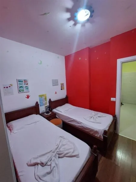 Tirane, shes, 1+1 i përshtatur në 2+1 Kati 3, 79 m² 140.000 € (Kinostudio te Komisariati 4)