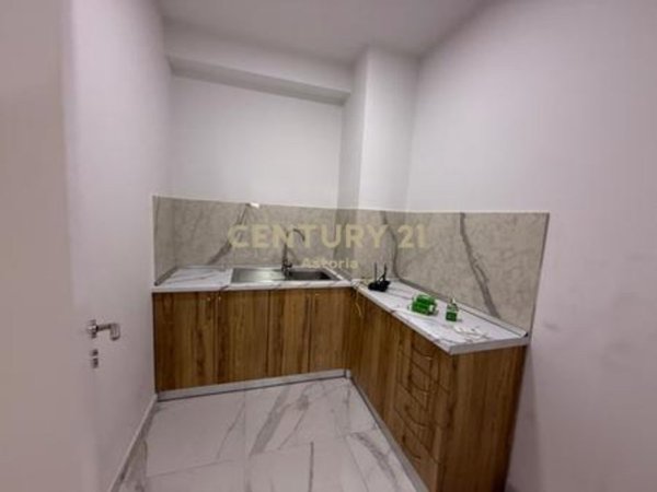 Tirane, jepet me qera ambjent biznesi Kati 6, 130 m² 600 € (Astir)