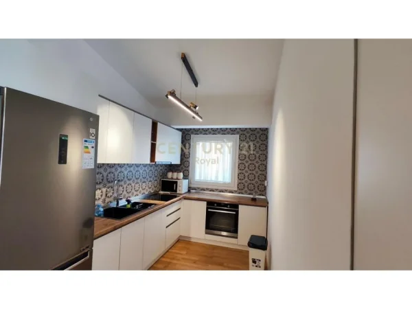 Tirane, jepet me qera apartament 1+1 Kati 3, 313 m² 1.500 € (Rruga Petro Poga)
