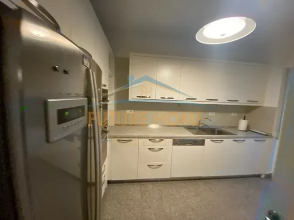 Tirane, shitet apartament 3+1 Kati 1, 340 m² 450.000 € 