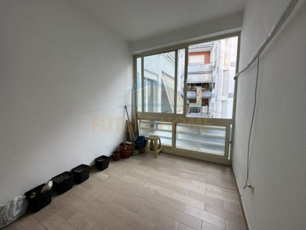 Tirane, jepet me qera apartament Kati 2, 100 m² 600 Euro (liqeni i thate)