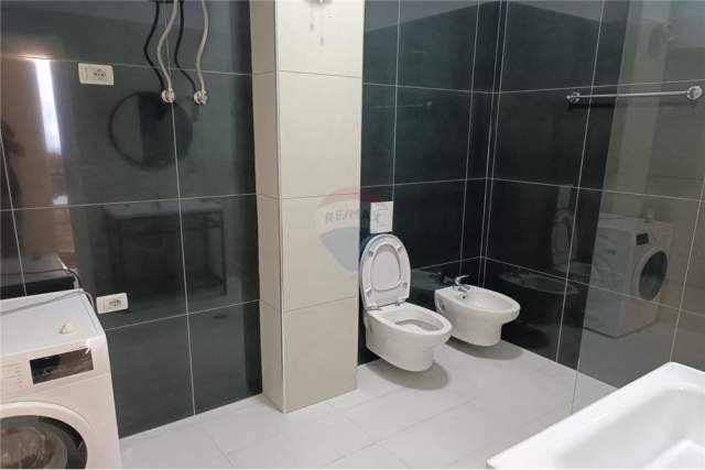 Tirane, jepet me qera apartament 2+1+BLK Kati 5, 145 m² 400 Euro (Fresk)