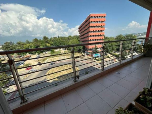 Tirane, jepet me qera apartament 3+1+A+BLK Kati 5, 179 m² 2.100 Euro (Rr. "Sami Frasheri", Liqeni i Tiranës)