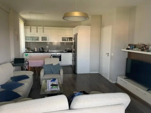 Tirane, shiten mobiljet e nje Apartamenti te ri - 5000 Euro