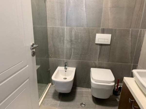 Tirane, shitet nje Apartament 2+1+2, sip 118 m2,  total 139,990 Euro (me nje pjese te mobiljeve)