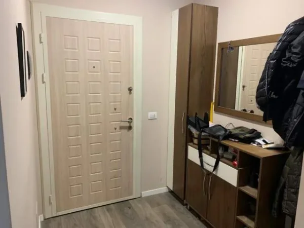 Tirane, shiten mobiljet e nje Apartamenti te ri - 5000 Euro