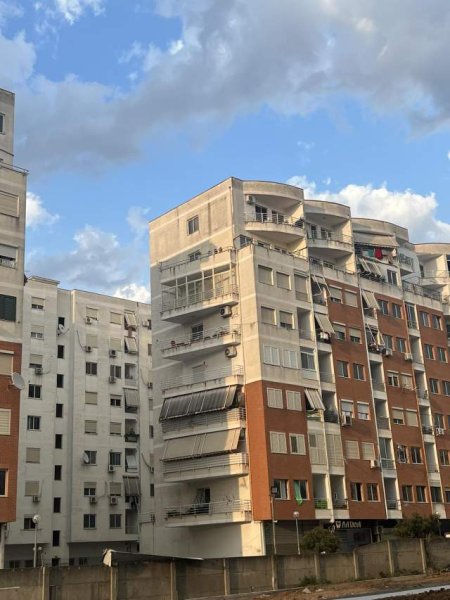 Tirane, jepet me qera apartament 2+1+garazh Kati 2, 90 m² 350 Euro (YZBERISHT prane Grand Gallery)