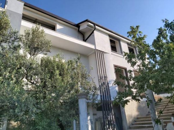 Tirane, jepet me qera Vile. 1.150 m² 3.000 Euro (Dervish Shaba)