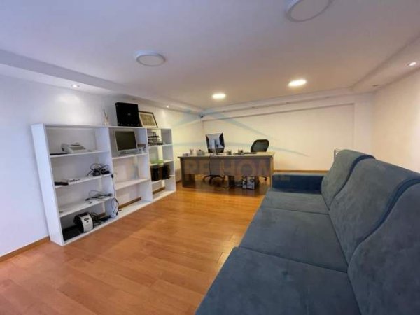 Tirane, jepet me qera ambjent biznesi Kati 0, 40 m² 800 Euro (Rruga e Kavajes)