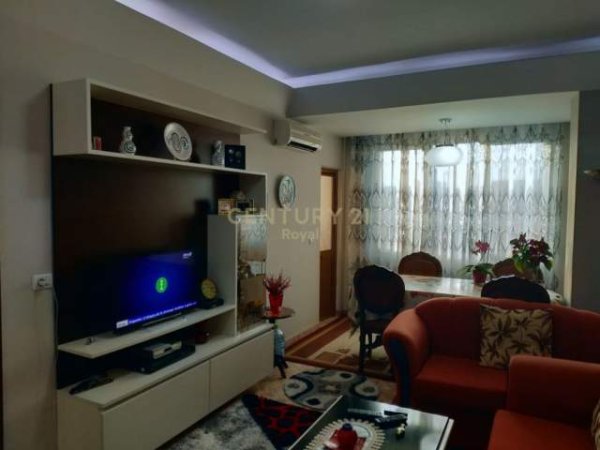 Tirane, jepet me qera apartament 2+1 Kati 4, 86 m² 520 Euro (Prane Kompleksit Square 21, 21 Dhjetori)