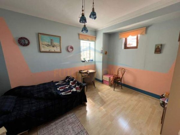 Korce, shitet Vile 2 Katshe Kati 2, 236 m² 160.000 Euro (Lagjia 12, Korçë)