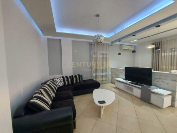 Tirane, jepet me qera apartament 1+1 Kati 3, 60 m² 350 Euro (Rruga 5 Maj, Medreseja)
