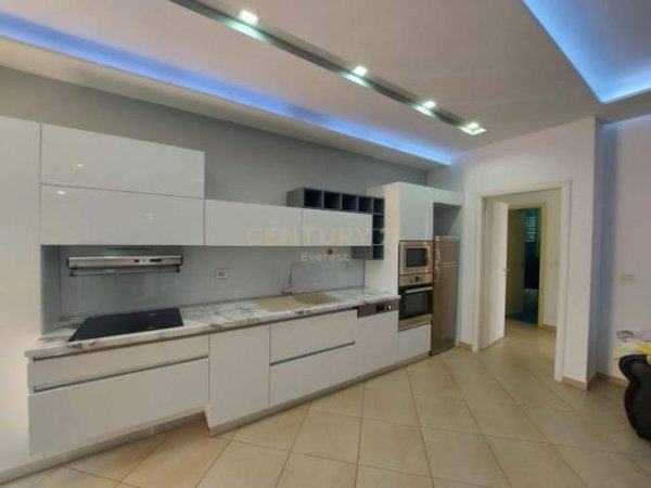 Tirane, jepet me qera apartament 1+1 Kati 3, 60 m² 350 Euro (Rruga 5 Maj, Medreseja)
