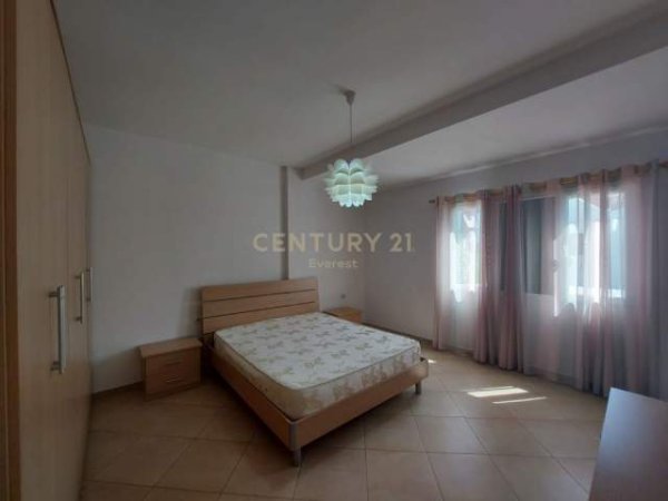 Tirane, jepet me qera apartament 1+1 Kati 3, 60 m² 350 Euro (Rruga 5 Maj, Medreseja)