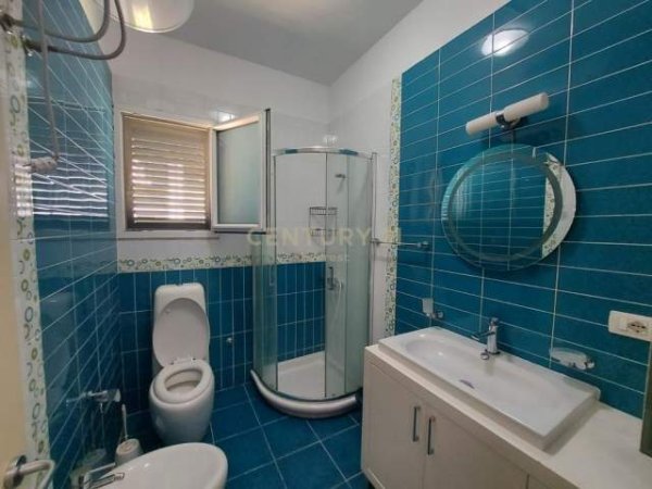 Tirane, jepet me qera apartament 1+1 Kati 3, 60 m² 350 Euro (Rruga 5 Maj, Medreseja)