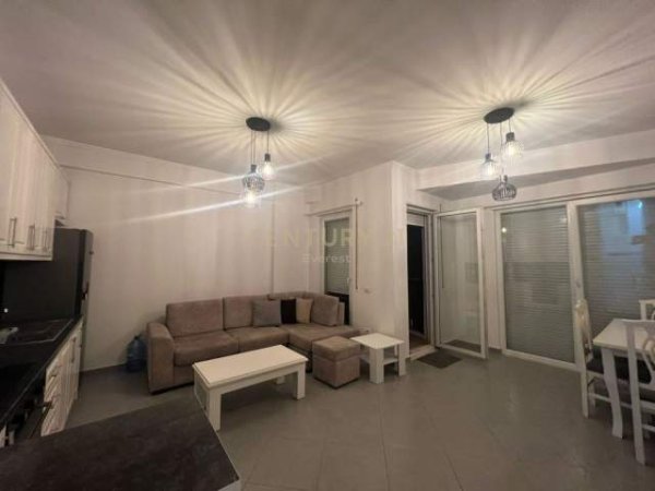 Tirane, jap me qera apartament 2+1 Kati 4, 100 m² 500 Euro (MATERNITETI I RI)