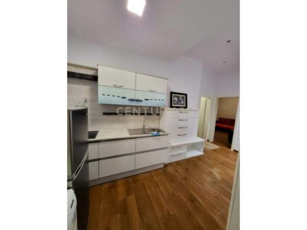 Tirane, jepet me qera apartament 2+1 Kati 1, 86 m² 350 Euro (Rruga e Kavajes)