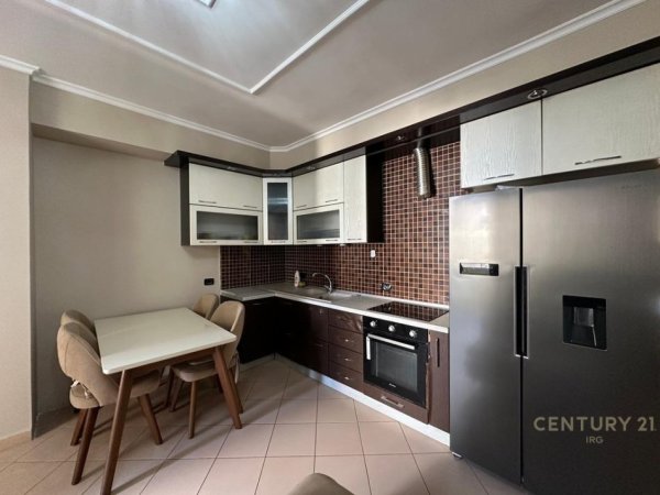 Tirane, jepet me qera apartament 2+1 Kati 2, 100 m² 700 € (Rruga Bill Klinton)