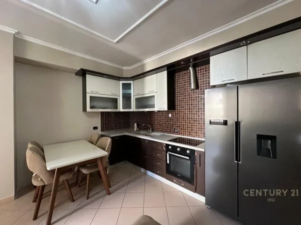 Tirane, jepet me qera apartament 2+1 Kati 2, 100 m² 700 € (Rruga Bill Klinton)