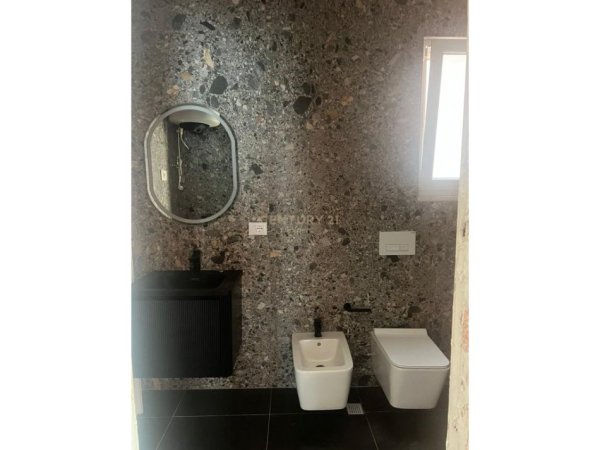 Tirane, jepet me qera apartament 2+1+Ballkon Kati 9, 99 m² 850 € (Don Bosko)