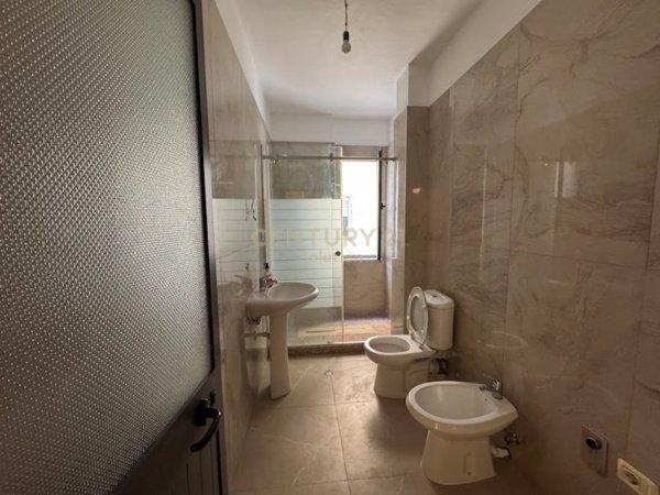 Tirane, jepet me qera apartament 1+1 Kati 3, 72 m² 350 € (Blloku Gintash)