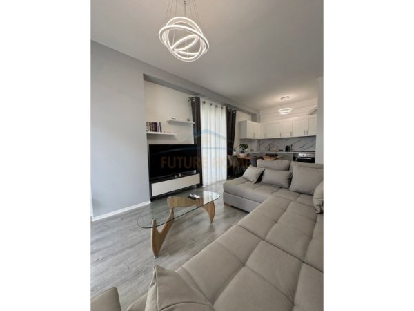 Tirane, jepet me qera apartament 2+1+Ballkon Kati 6, 90 m² 400 € (Univers City)