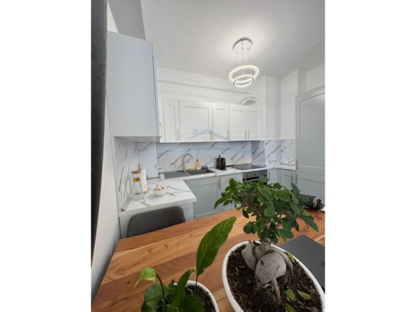 Tirane, jepet me qera apartament 2+1+Ballkon Kati 6, 90 m² 400 € (Univers City)