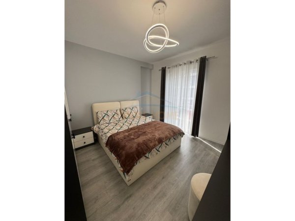 Tirane, jepet me qera apartament 2+1+Ballkon Kati 6, 90 m² 400 € (Univers City)