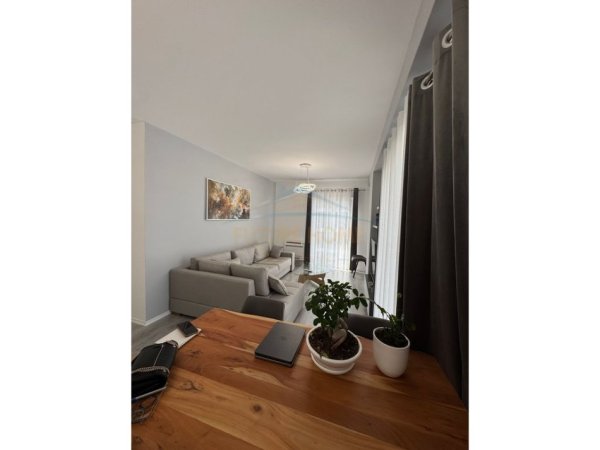 Tirane, jepet me qera apartament 2+1+Ballkon Kati 6, 90 m² 400 € (Univers City)
